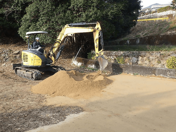 岩国市で地ならし工事を行うヨネモト興産のスタッフ