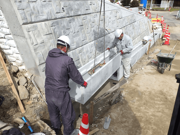 岩国市で擁壁工事を行うヨネモト興産のスタッフ達