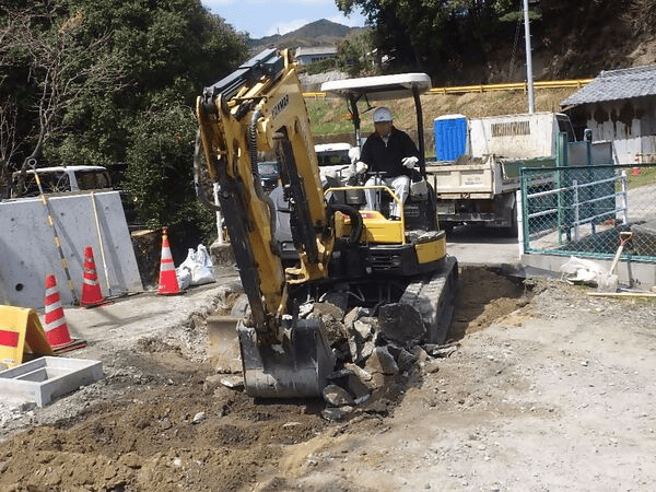 岩国市で舗装解体工事を行うヨネモト興産のスタッフ