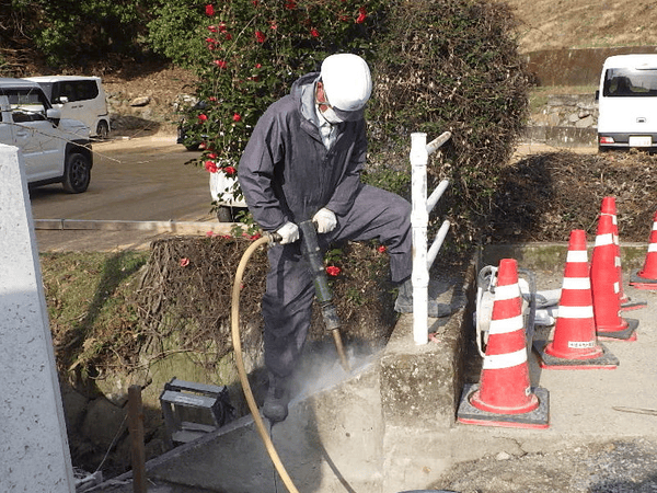 岩国市でコンクリート解体工事を行うヨネモト興産のスタッフ